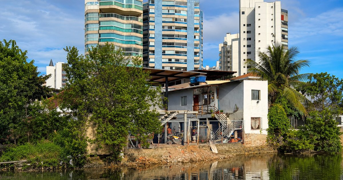 Novo calçadão de Camburi expõe contraste entre imóveis detonados de Santa Luiza e ‘boom imobiliário’