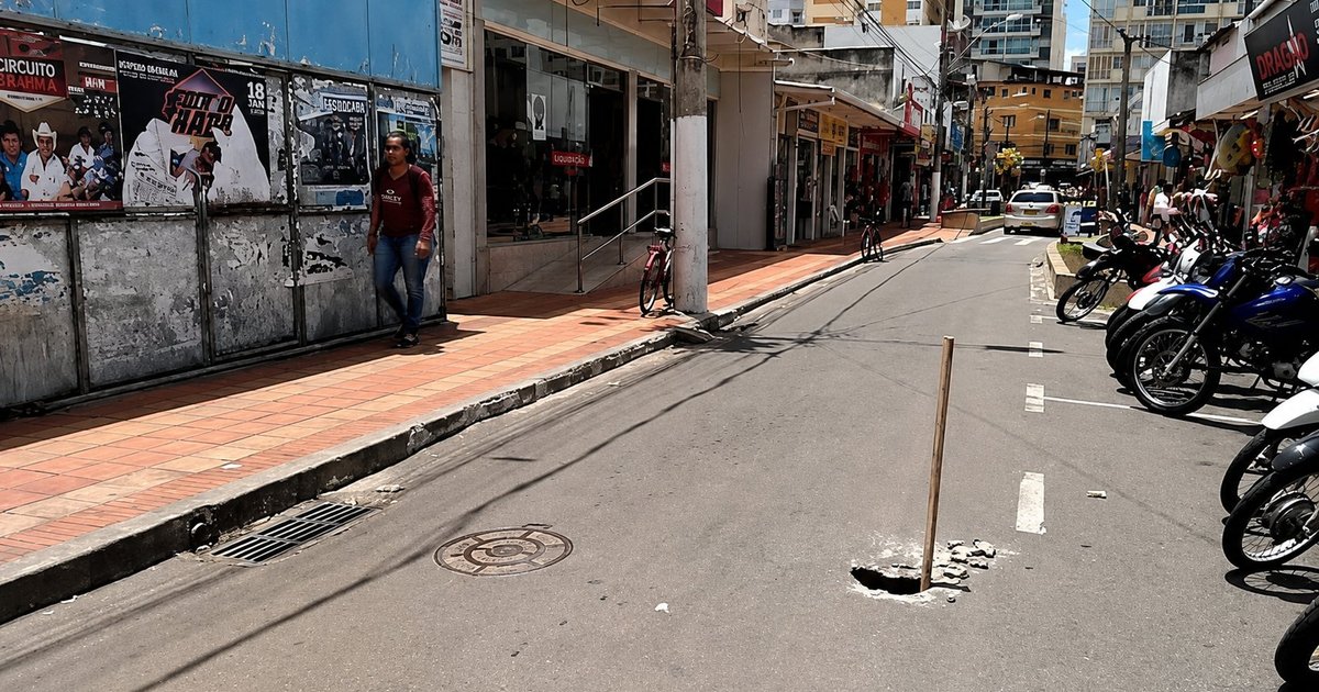 Prefeito viraliza cantando louvor nas redes enquanto Guarapari enfrenta reclamações de esgoto, mau cheiro e infraestrutura precária